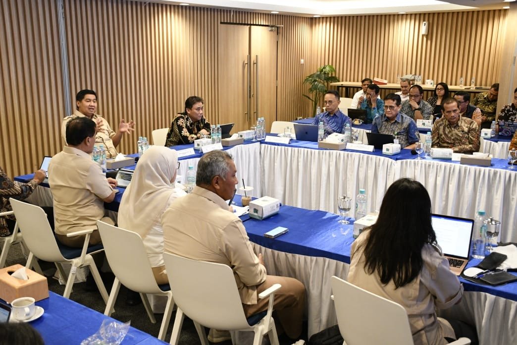 Menteri Perumahan dan Kawasan Permukiman (PKP) Maruarar Sirait saat memimpin Rapat Koordinasi terkait Pembahasan Progres Capaian Per Segmentasi Rumah Bersubsidi KPR FLPP Tahun 2025 di Kantor BP Tapera ( foto: birkom.pkp/ ristyan)