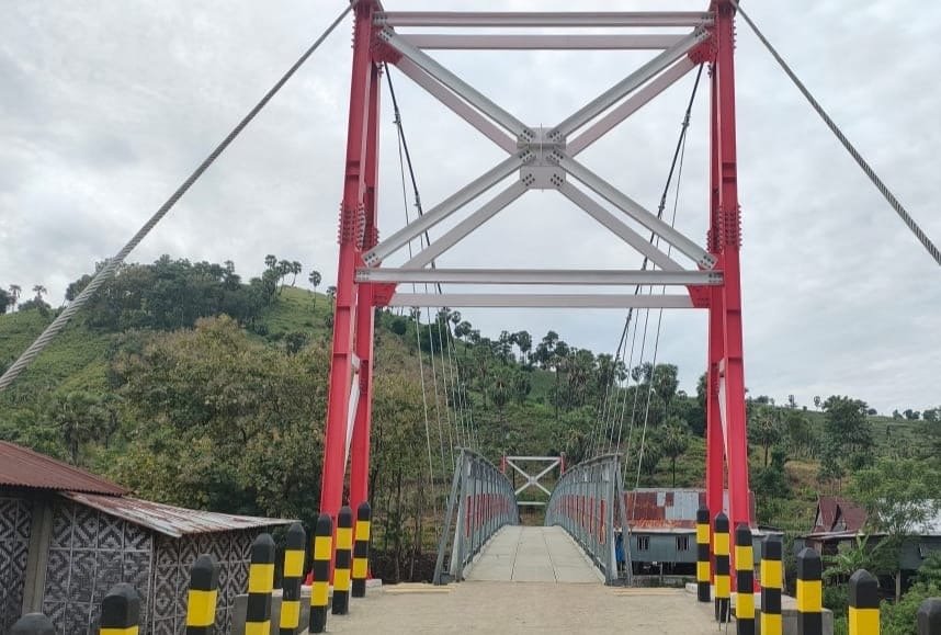 Salah satu jembatan gantung yang dibangun Kementerian PU ,( foto; birkom pu)