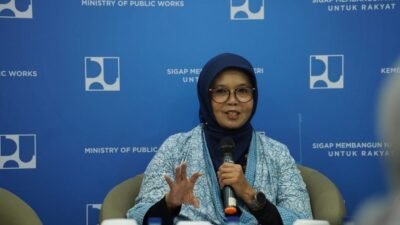 Sesdirjen Prasarana Strategis Essy Asiah : renovasi sekolah merupakan bagian dariyranaformasi awal sebelum pembangunan.( foto: birkom.pu )