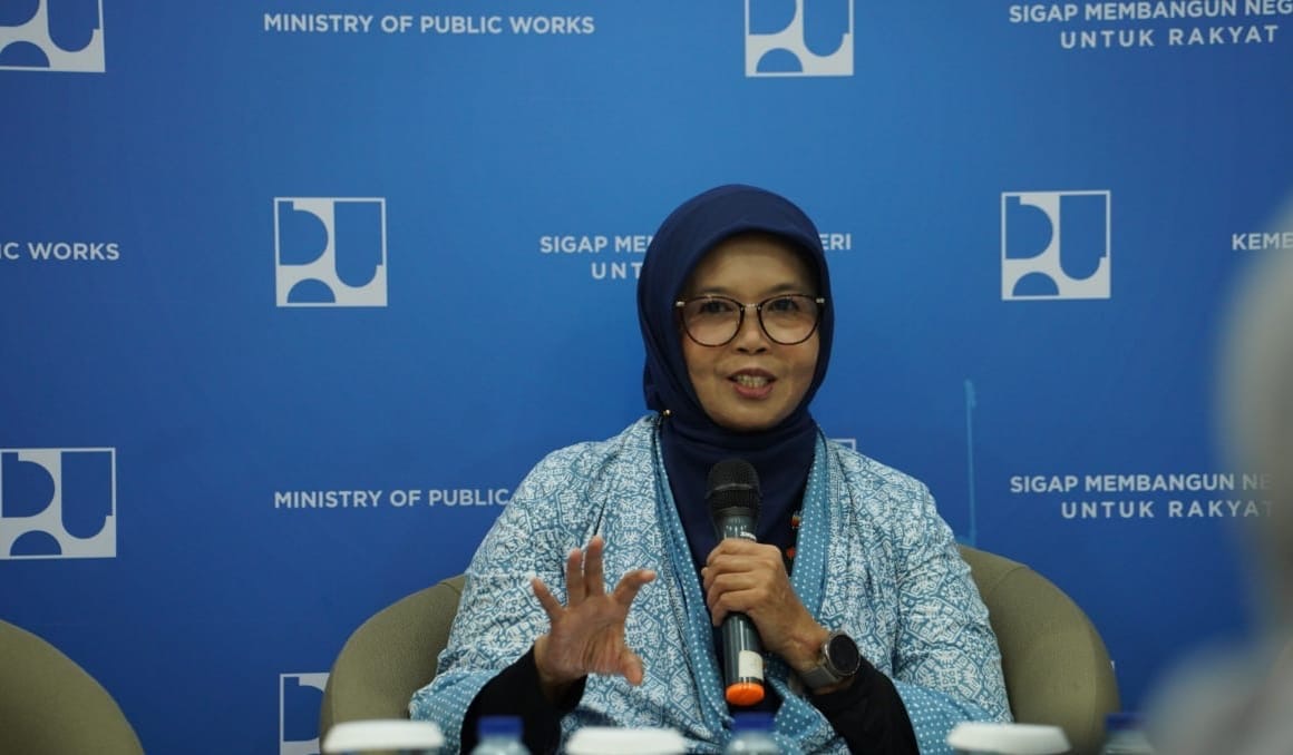 Sesdirjen Prasarana Strategis Essy Asiah : renovasi sekolah merupakan bagian dariyranaformasi awal sebelum pembangunan.( foto: birkom.pu )