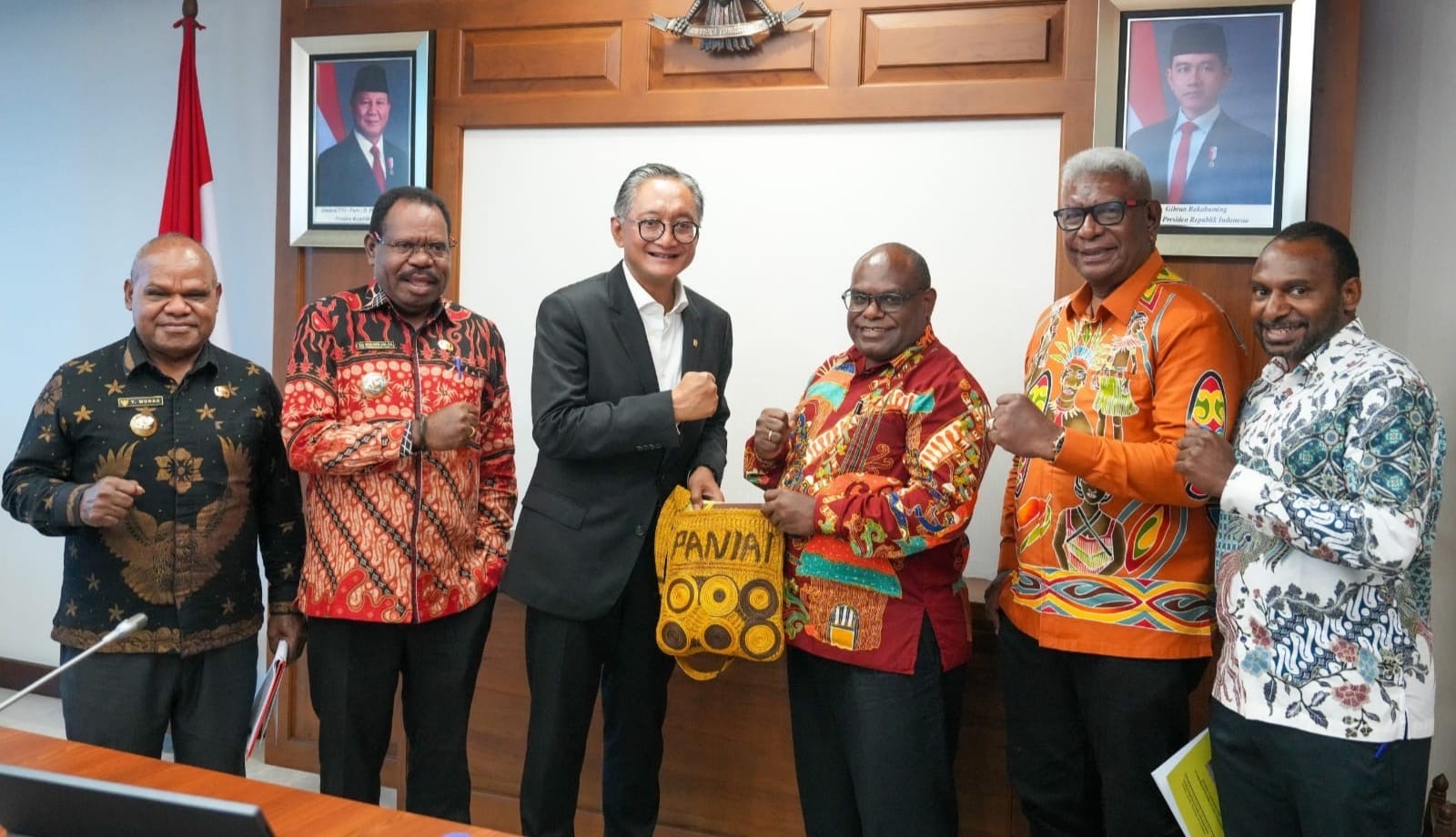 Menteri PU berfoto bersama Gubernur Papua Tengah Meki Nawi, kepala daerah dari Kabupaten Manokwari, Waropen, Asmat, Nabire, Pegunungan Bintang, Mimika, Puncak Jaya, dan Paniai ( foto; birkom pu)