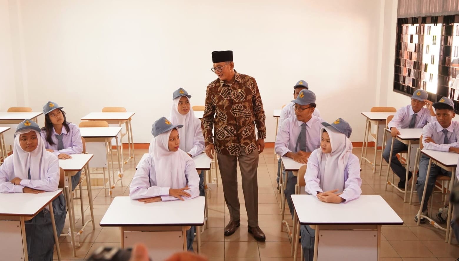 Menteri PU bersama siswa SLTA yg akan mulai proses belajar 14 juli 2025 di Sekolah Rakyat. ( foto: birkom pu)