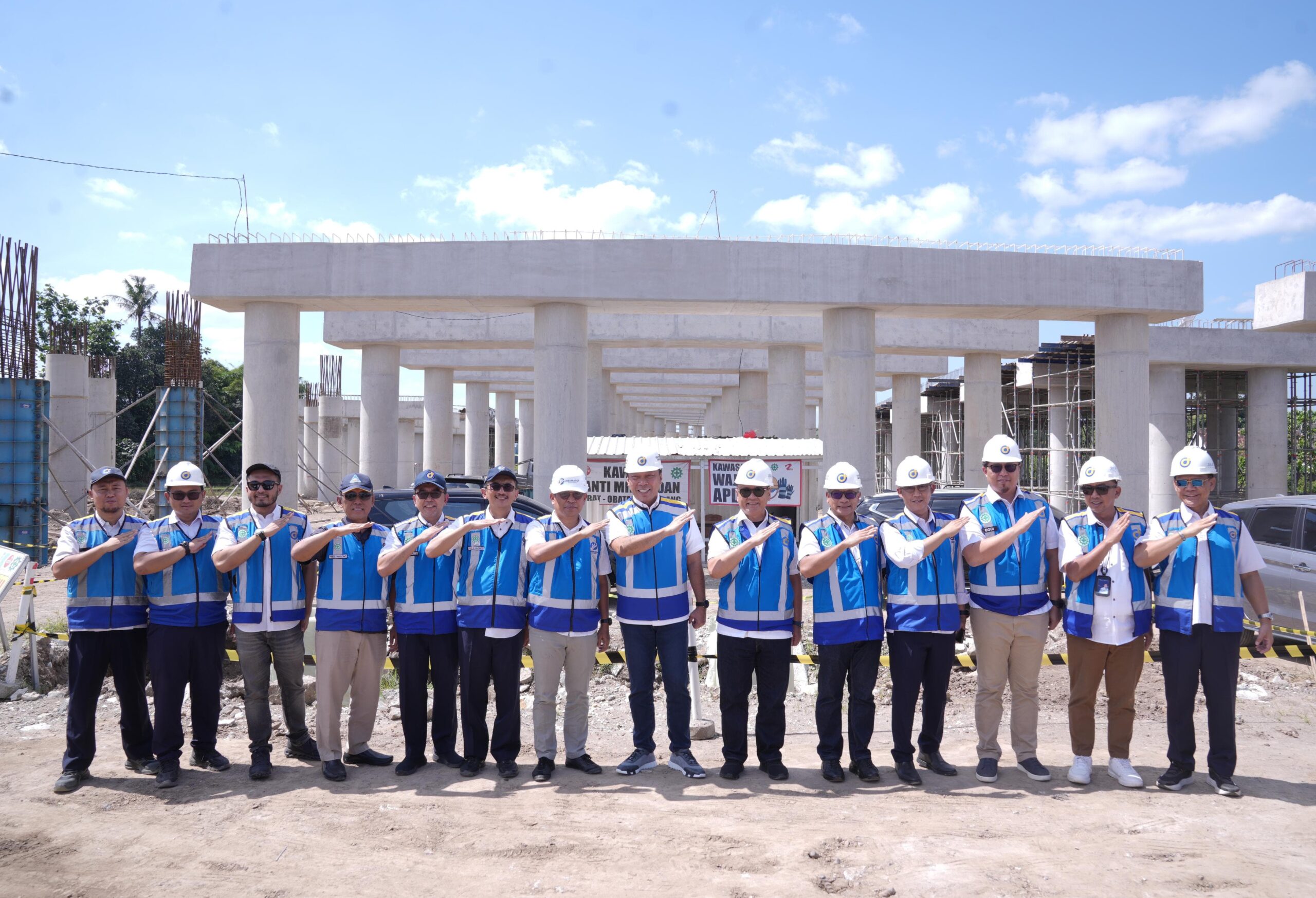 Para Riders Jasamarga solo - Yogya -NYA berfoto bersama ( foto: jasamarga)