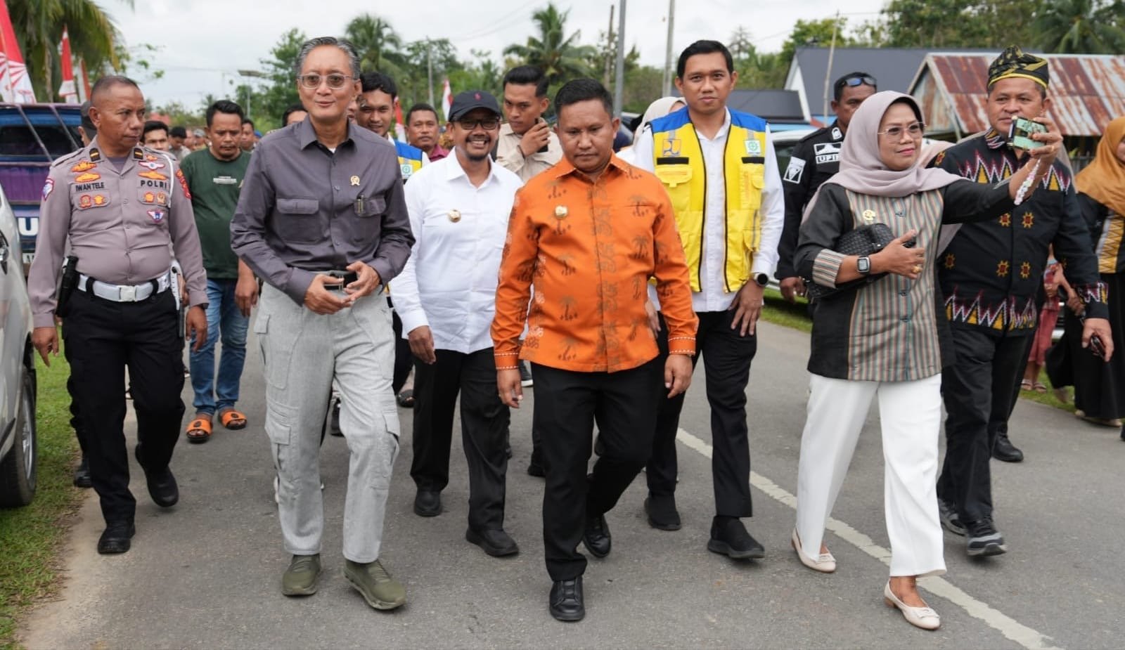 Menteri Dody secara langsung menerima usulan penanganan enam ruas jalan yang totalnya mencapai panjang 27 km. (Foto: birkom pu)
