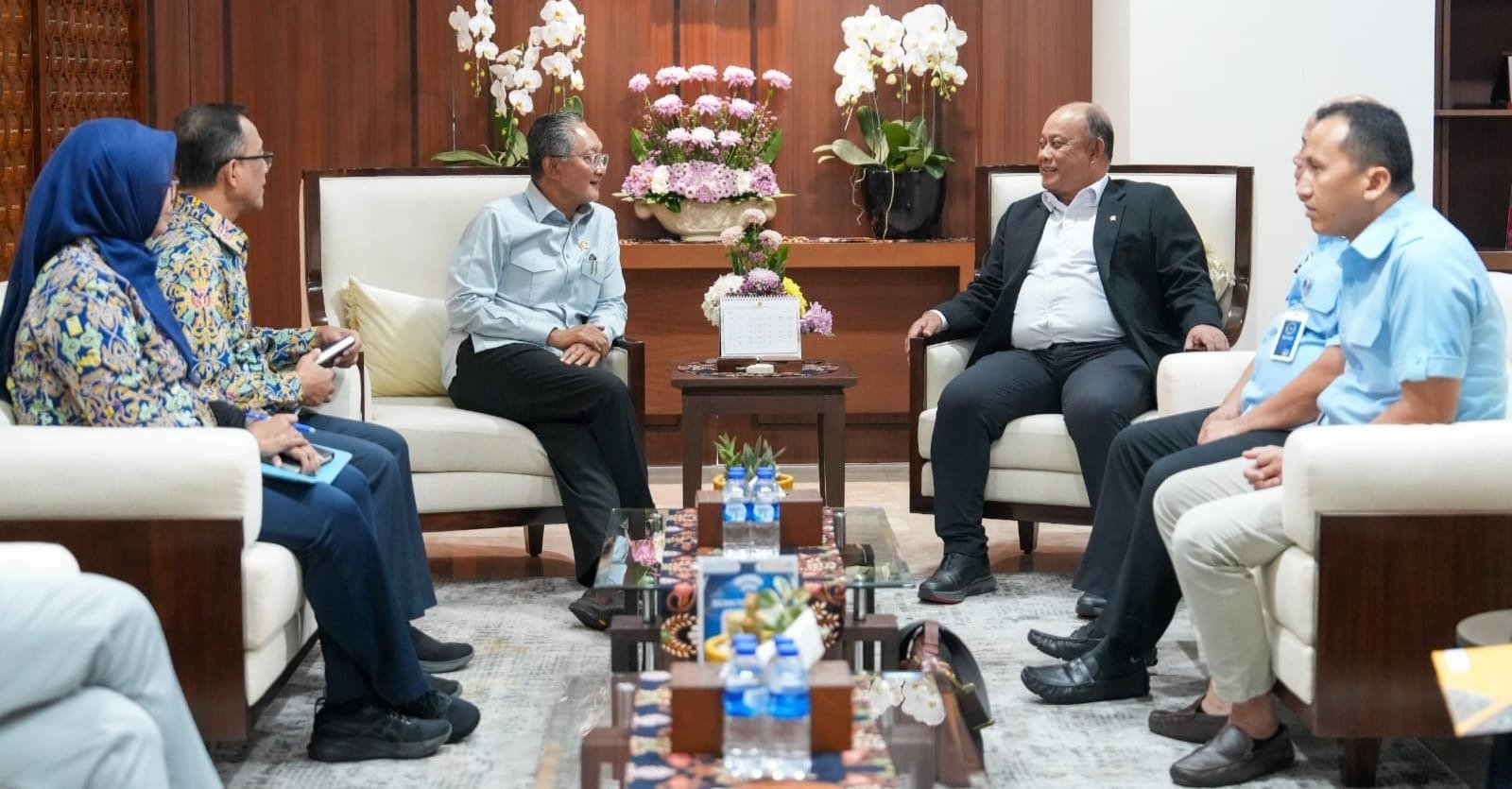 Menteri PU (/kiri)/saat bertemu dengan Kepala BGN bicarakan bangun dapur umum diwilayah 3 T ( foto: birkom pu)