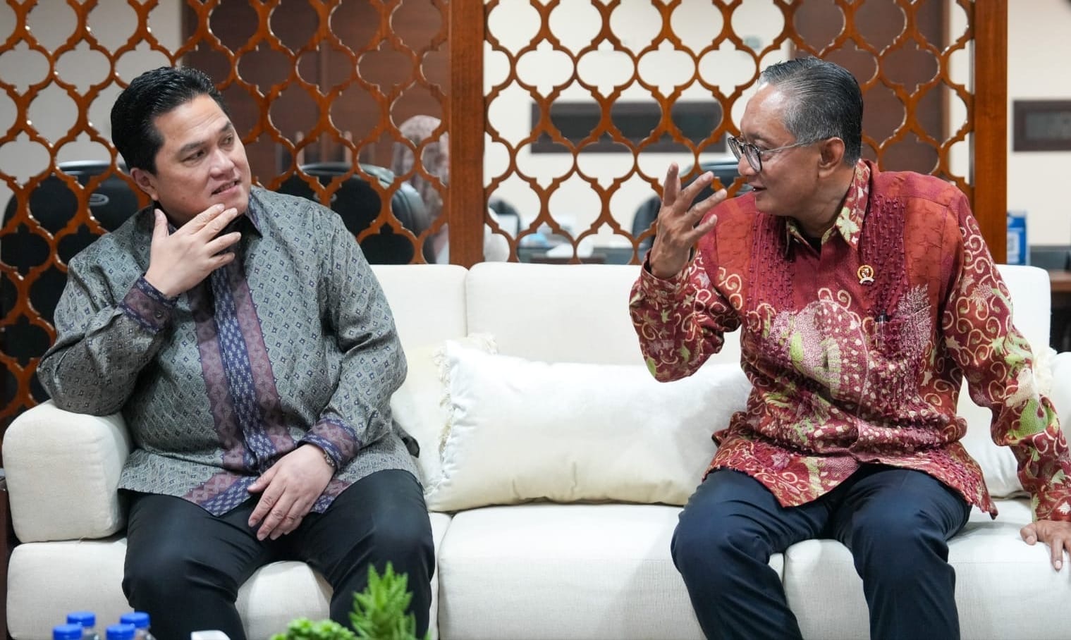 Menteri PU saat menerima kehadiran Ketua Umun PSSI yg juga Menteri BUMN ( foto: birkom pu)