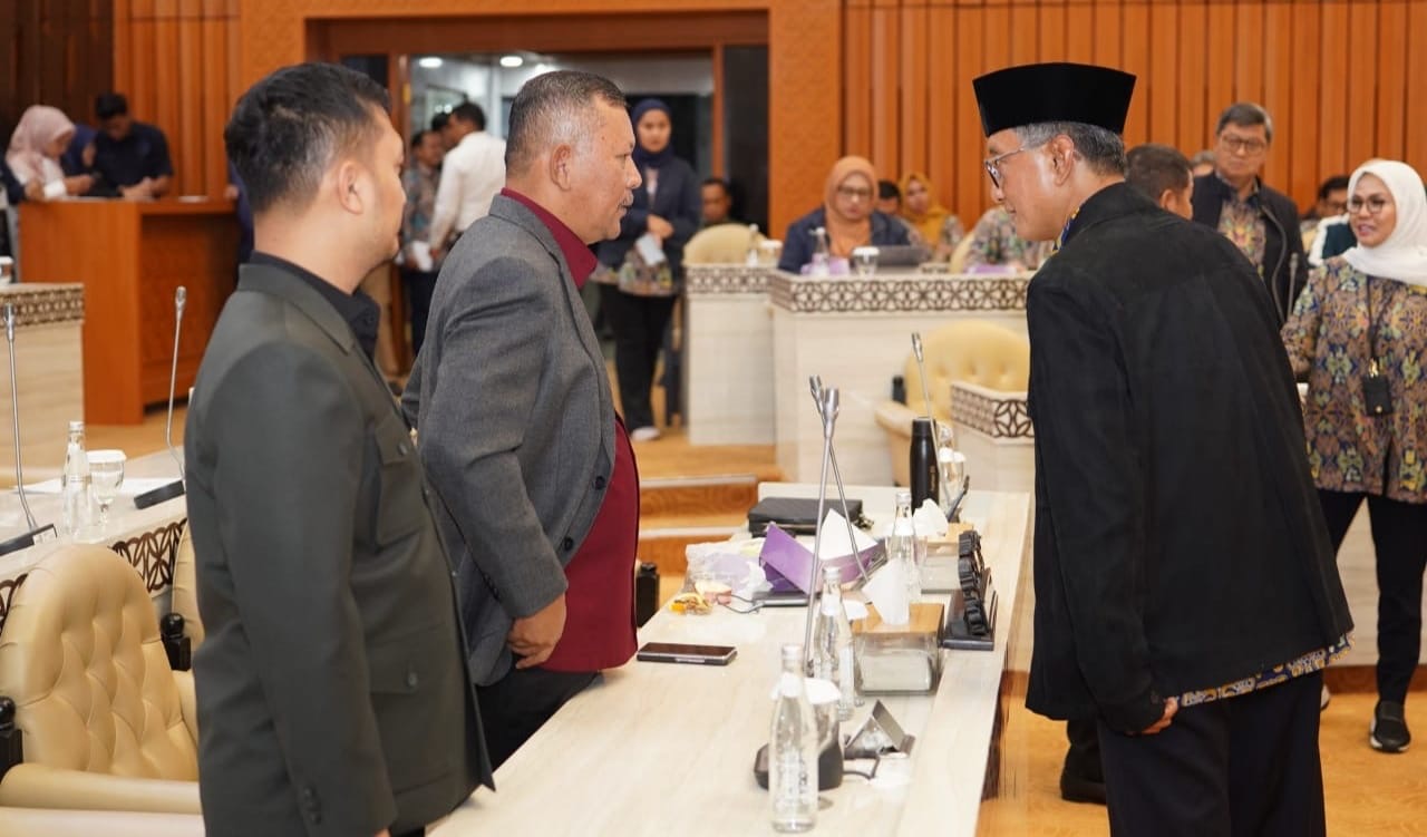 Menteri PU saat berbincang dengan para anggota komisi V DPR -RI dalam RDP ( foto: birkom pu)
