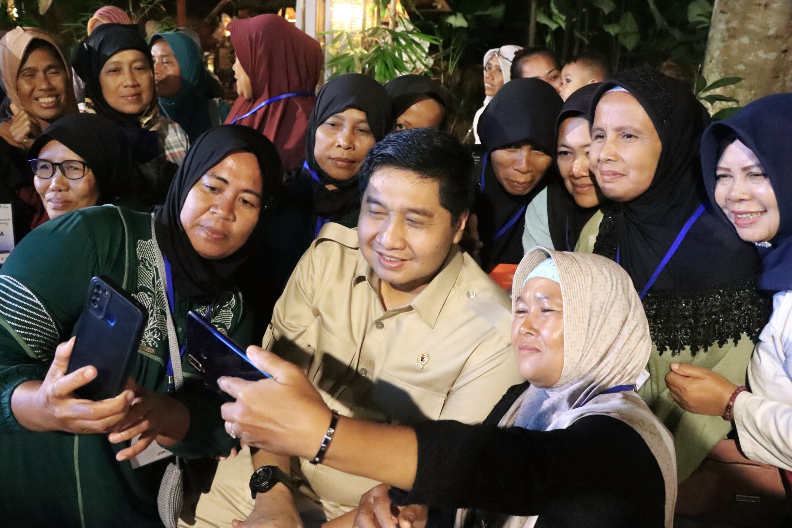 Menteri PKP diminta swafoto bersama para konsumen Meikarta fengan pihak lipo grup ( foto: birkom pkp/ rist)