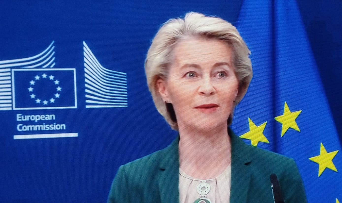 Presiden Komisi Eropa Ursula Von Der Leyen saat memberikan keterangan pada media di Markas Komisi Eropa Brussels Belgia ( foto tangkapan layar setneg/ SPN/ DD)