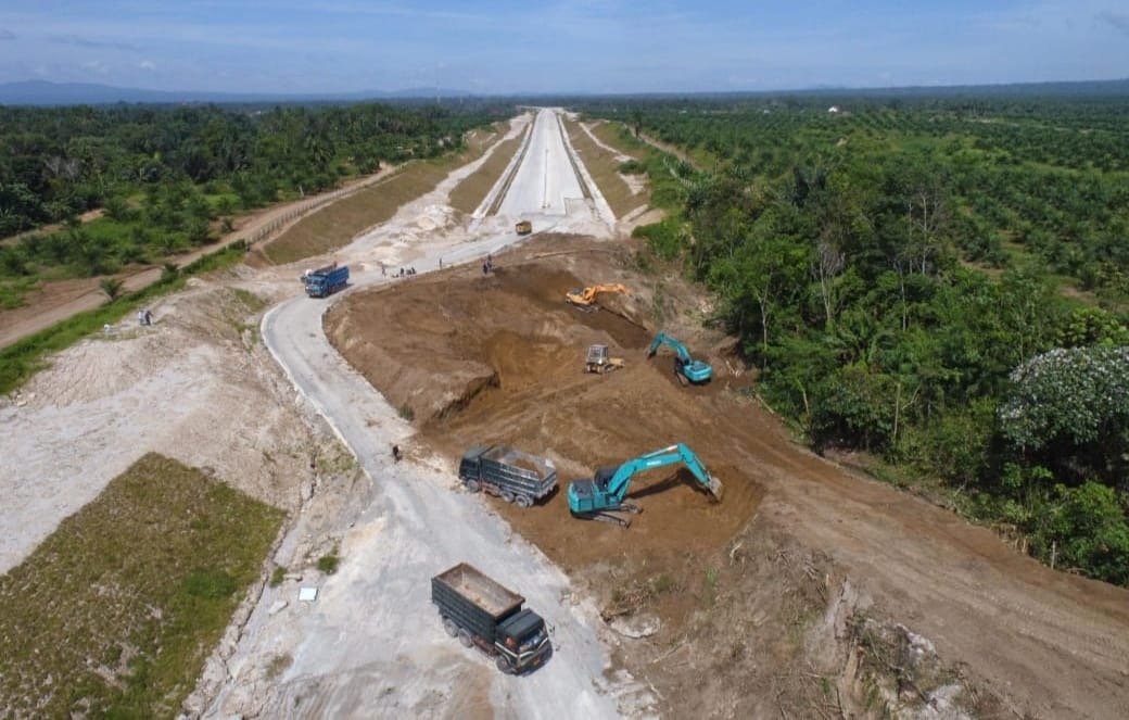 Kehadiran jalan tol diharapkan memiliki dampak multiplier effect dalam mendorong pertumbuhan ekonomi ( foto: birkom pu)