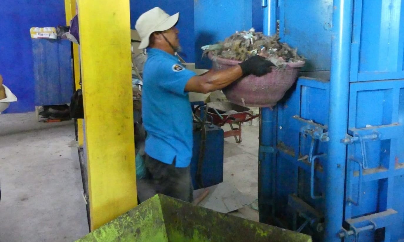 Proses Penanganan Sampah yang dikelola oleh BBWS Cimanuk - Cisanggarung ( foto : birkom pu)