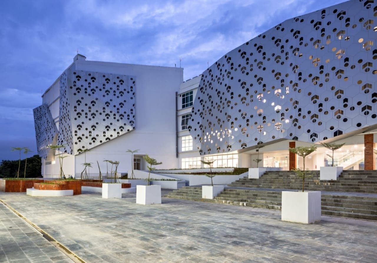 Saat ini seluruh pekerjaan konstruksi pembangunan Gedung Technopole oleh Kementerian PU selesai 100% dan   dimanfaatkan untuk kegiatan belajar mengajar. (Foto: birkom pu)