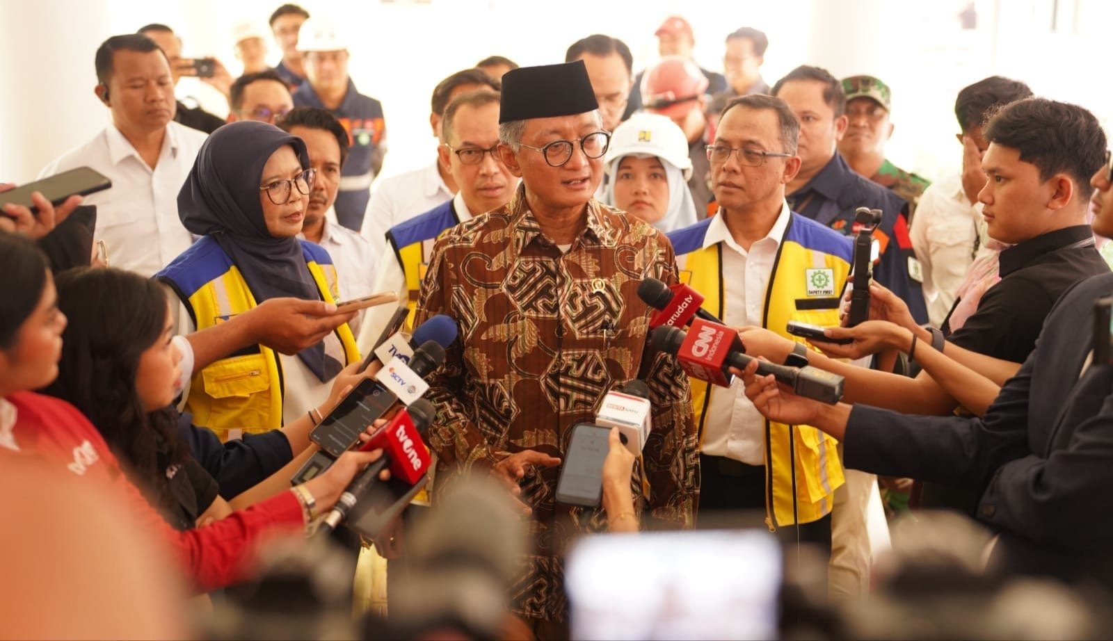 Menteri PU ketika menjawab media atas kunjungan nya di Sentra Terpadu Pangudi Luhur Bekasi Jawa Barat ( foto: birkom pu)