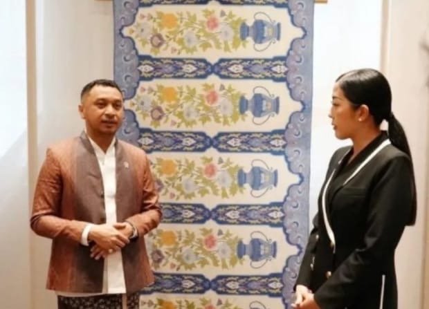 Wamenbud Giring dan Wamenbud Thailand Ploy Taniku saat kunjungi Museum Nasional ( foto; instg giring )