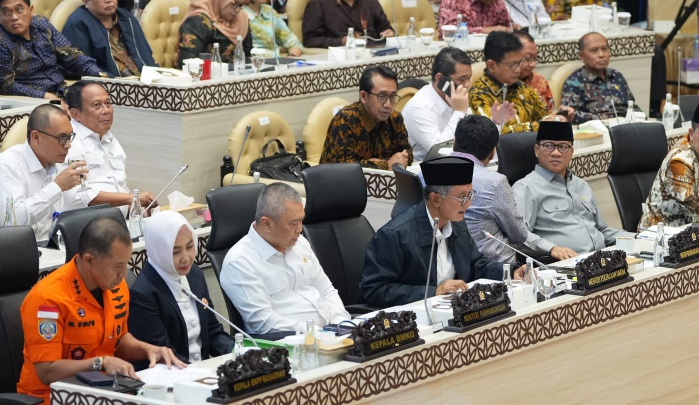 Rapat Dengar Pendapat (RDP) Komisi V DPR-RI dengan Kementerian PU, PKP, Perhubungan serta lembaga terkait ( foto: birkom pu)