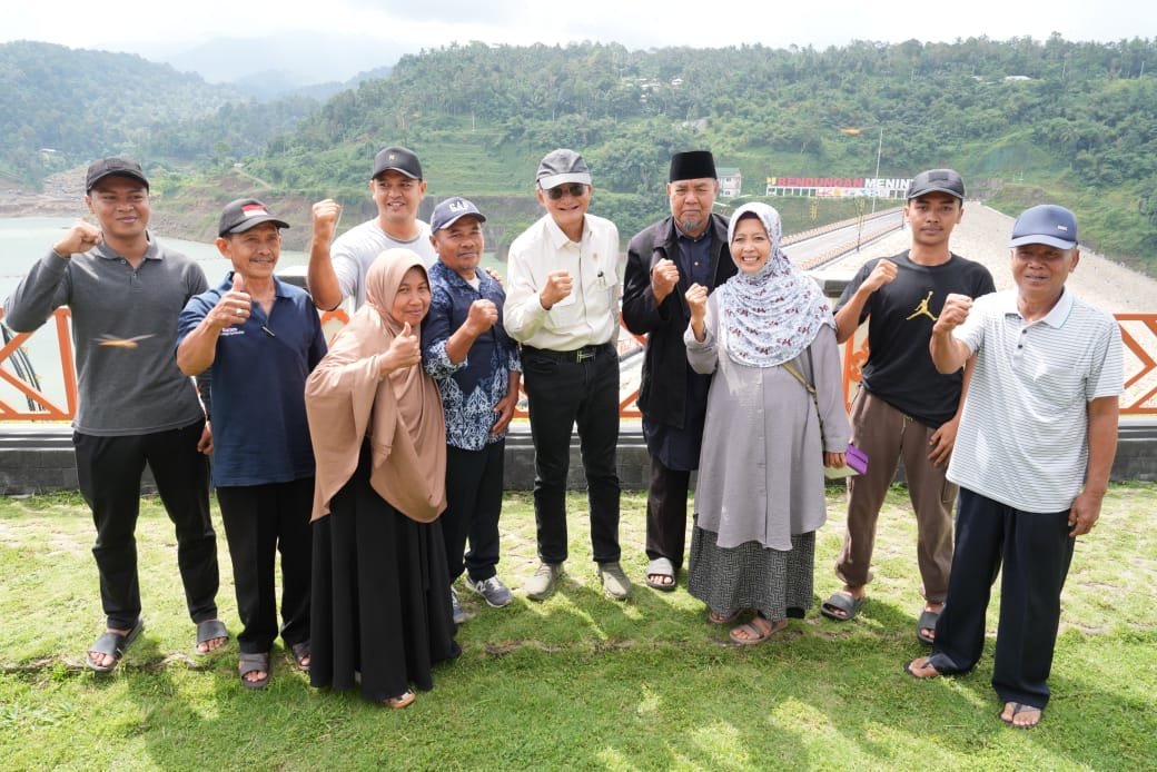 Menteri PU saat berfoto bersama dgn para penerima manfaat di  bendungan Meniting ( foto: birkom pu)