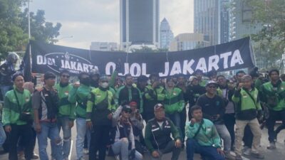 Pendemo Ojol berkumpul di Patung kuda Monas ( foto: dok istimewa )