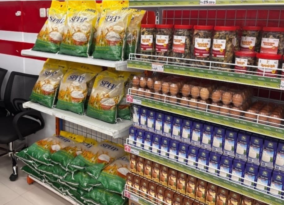 Koperasi merah putih di Jakarta menjual sembako produk UKM ( foto : dok pemda)