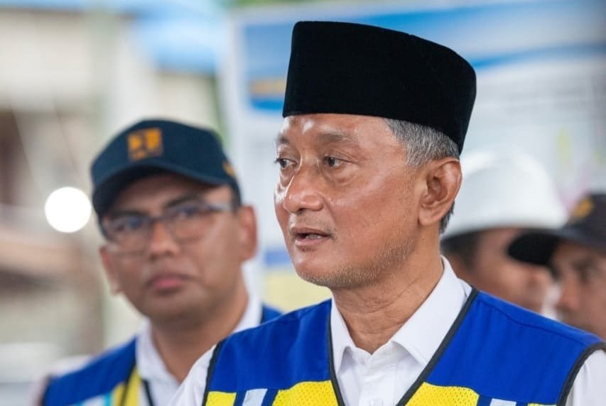 Menteri Dody saat meninjau pembangunan Sabo Dam di Ternate ( foto : birkom pu)