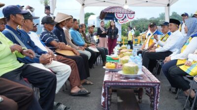 Menteri Dody saat berdialog dengan para petani di Kulon Progo ( foto,: birkom pu)