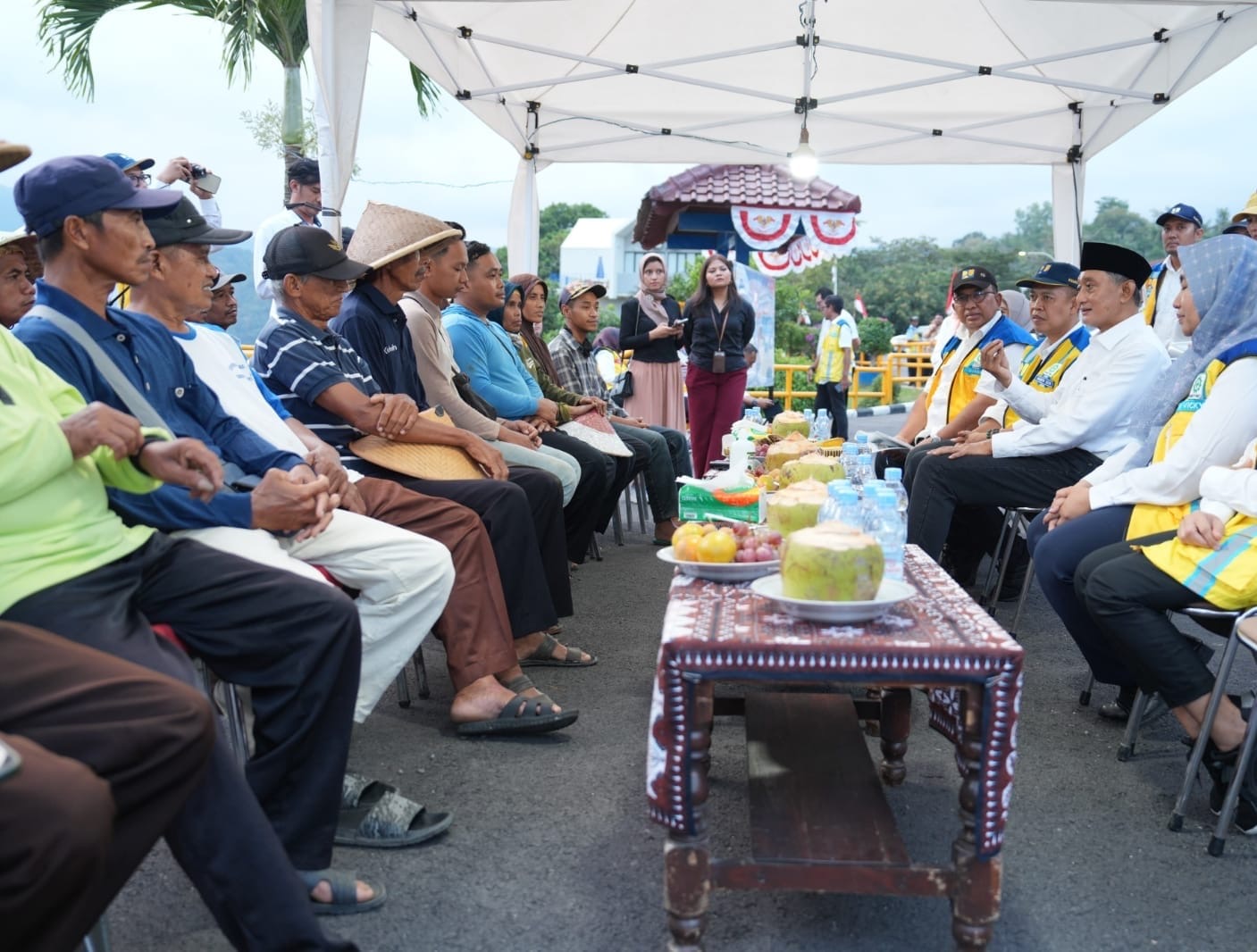 Menteri Dody saat berdialog dengan para petani di Kulon Progo ( foto,: birkom pu)