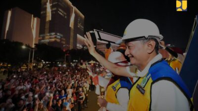 Menteri PU saat naik mobil hias mengikuti Karnaval Kemerdekaan RI sepanjang Monas sampai Bundaran Senayan (jln Sudirman ) foto: birkom pu