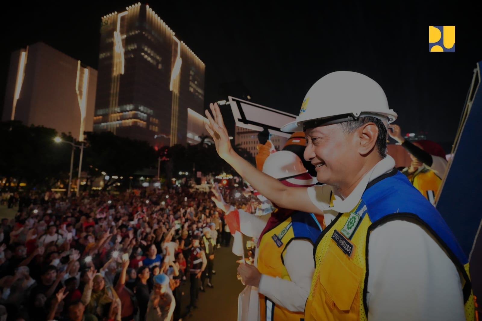 Menteri PU saat naik mobil hias mengikuti Karnaval Kemerdekaan RI sepanjang Monas sampai Bundaran Senayan (jln Sudirman ) foto: birkom pu