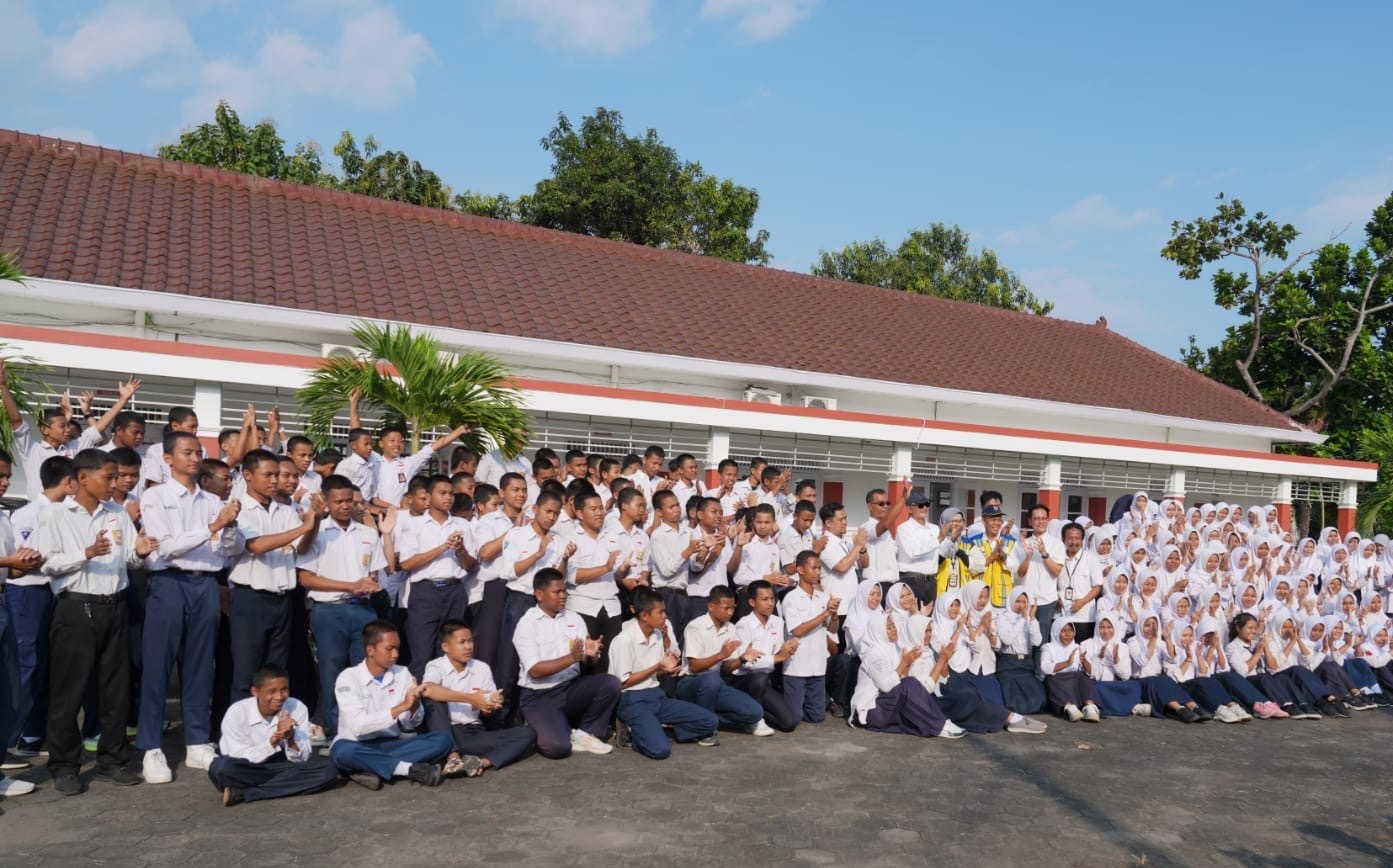 Menteri Dody berfoto bersama dengan dengan siswa Sekolah rakyat Bantul ( foto: birkom pu)