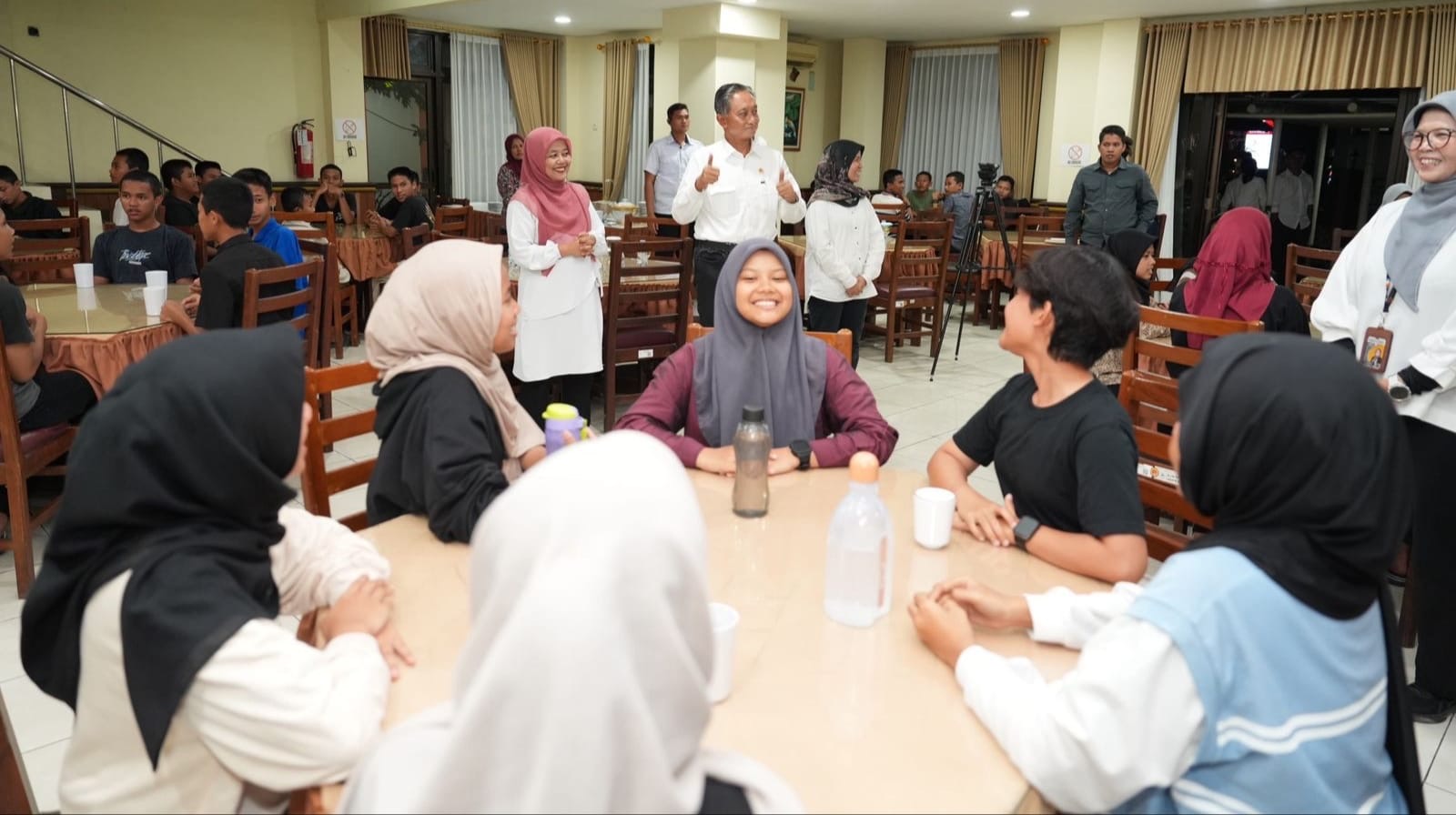 Menteri Dody disambut gembira saat makan malam bersama di Sekolah Rakyat Menengah Atas 20 Sleman Yogya( foto: birkom pu)