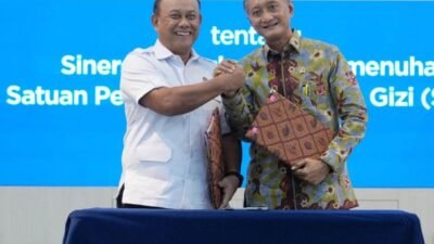 Menteri PU ( kanan ) dan Kepala BGN (kiri) usai penandatanganan MoU ( foto: birkom pu)