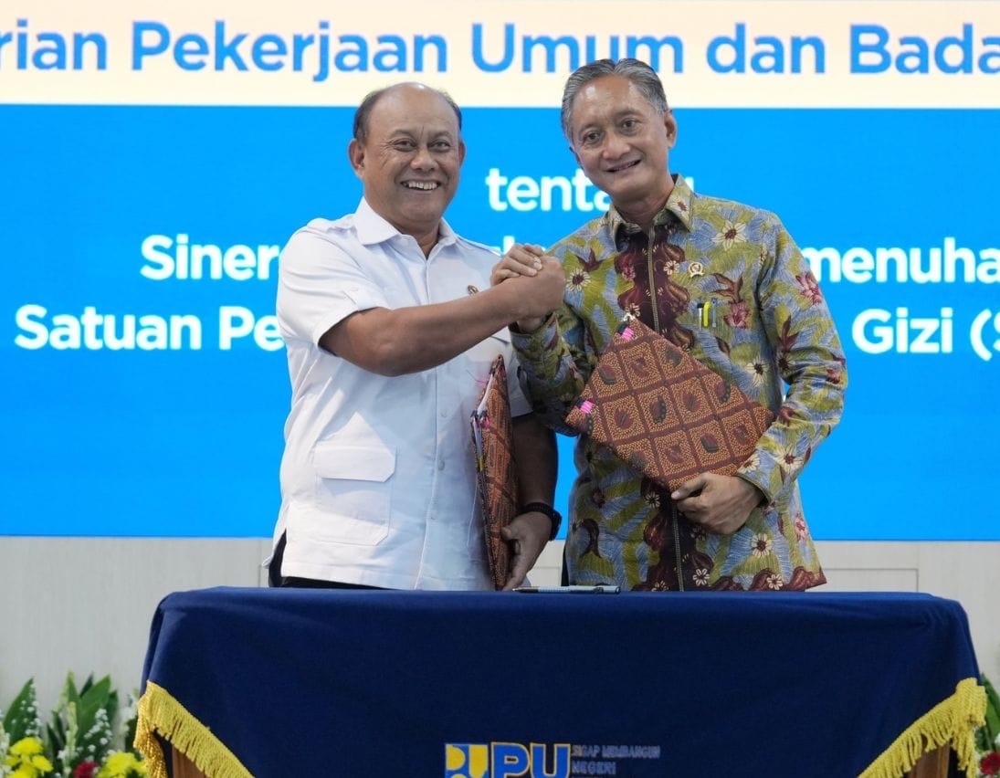 Menteri PU ( kanan ) dan Kepala BGN (kiri) usai penandatanganan MoU ( foto: birkom pu)