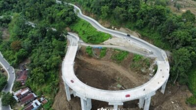 Jalan layang Poros Maros-bone meningkatkan kualitas infrastruktur jalan, memperlancar arus transportasi, serta mendukung pertumbuhan ekonomi kawasan.(foto: birkom pu)
