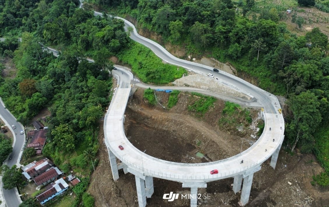 Jalan layang Poros Maros-bone meningkatkan kualitas infrastruktur jalan, memperlancar arus transportasi, serta mendukung pertumbuhan ekonomi kawasan.(foto: birkom pu)