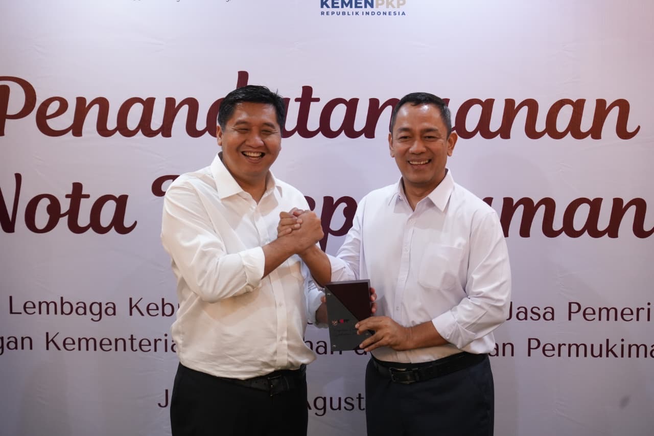 Penandatanganan MoU  dilakukan Menteri Perumahan dan Kawasan Permukiman,Maruarar Sirait dengan Kepala LKPP,Hendrar Prihadi (foto;: birkom pkp)