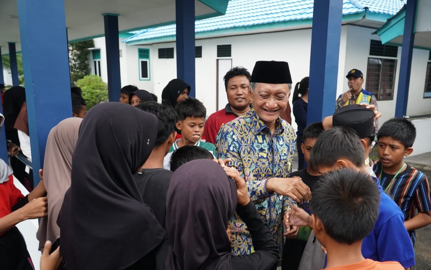 Kunjungan Menteri PU di Sekolah Rakyat SRMP 26 Ternate disambut siswa dengan hangat ( foto: birkom pu)