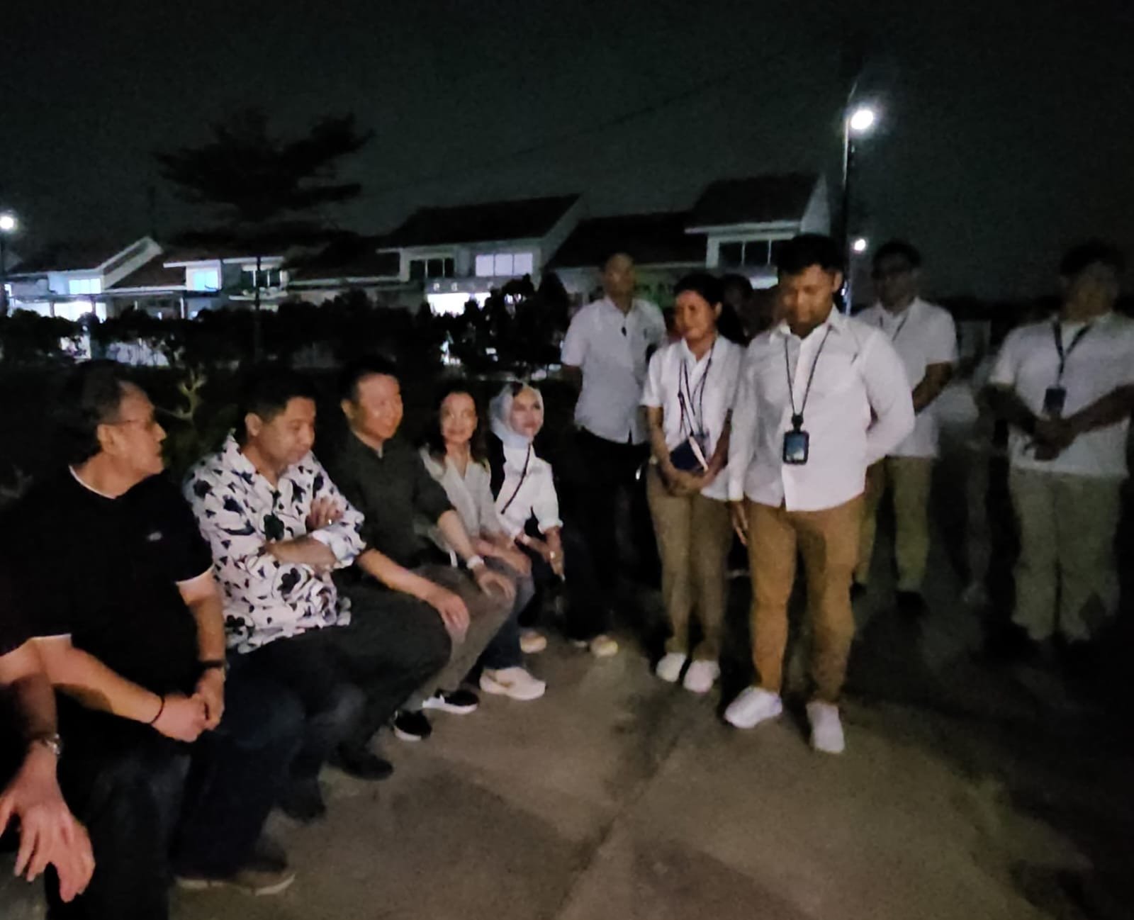 Menteri PKP saat berkunjung kePerumahan Subsidi di Serang Banten Sabtu malam, berdiskusi dgn para pengembang tekait program tiga juta rumah untuk rakyat ( foto: birkom pkp)
