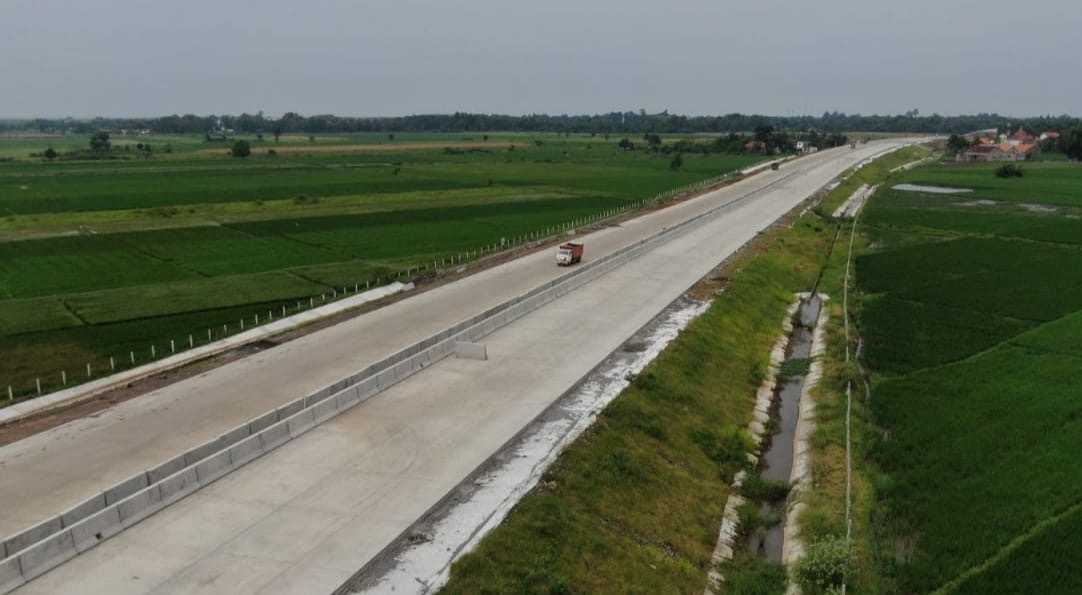 Penyelesaian pembangunan jalan tol dari Probolinggo hingga Besuki ini merupakan bagian dari upaya Pemerintah dalam meningkatkan konektivitas yang merata hingga wilayah timur Pulau Jawa (foto: birkom pu)