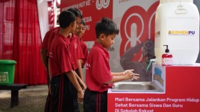 Membiasakan anak anak mencuci tangan cara hidup sehat (foto: birkom pu)