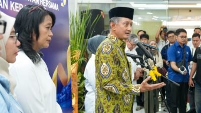 Menteri PU saat memberi keterangan pada media didampingi Wamen Diana ( foto: SPN/ dd)