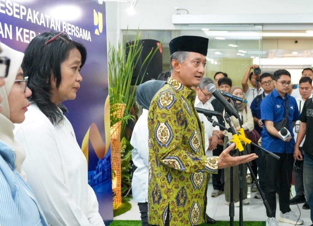 Menteri PU saat memberi keterangan pada media didampingi Wamen Diana ( foto: SPN/ dd)