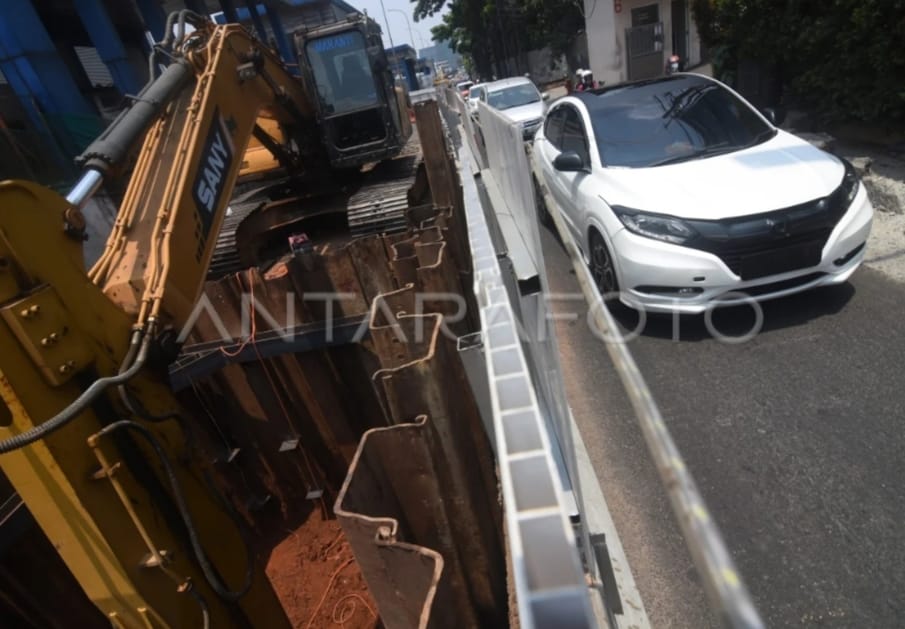 hampir sepanjang jln Tb Simatupang terdapat proyek pengerjaan Air minum proyek strategis nasional menambah kemacwtan parah di jln tersebut