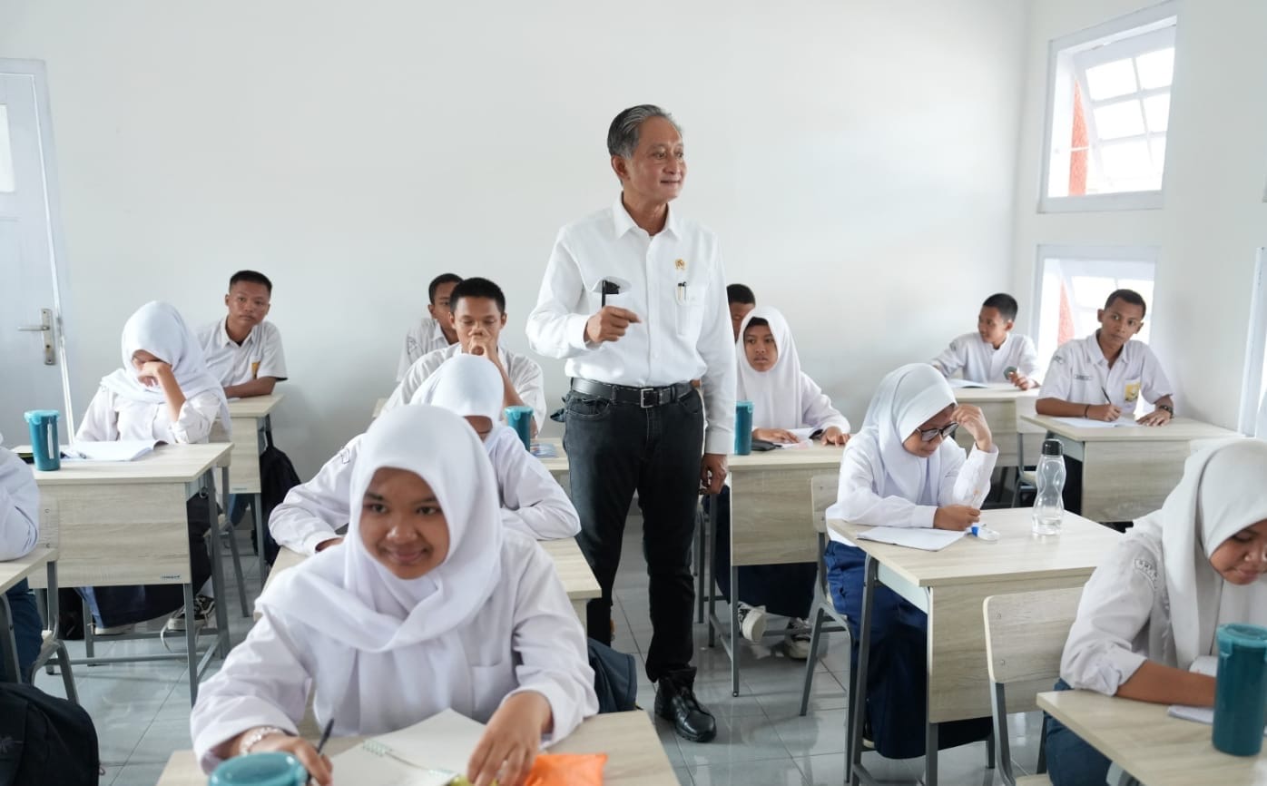 Menteri Dody saat meninjau Sekolah Rakyat di Bantul Yogyakarta ( foto: birkom pu)