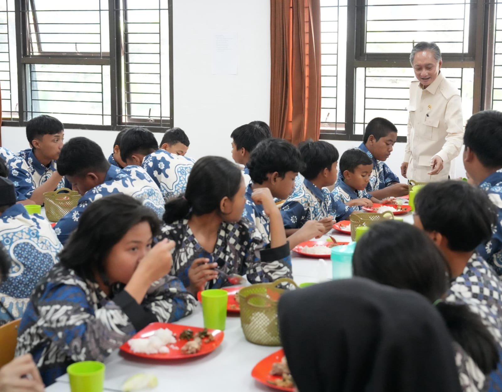 Menteri Dody saat berkunjung ke SR Politeknik Kota Malang melihat para siswa sedang makan malam (foto : birkom PU)