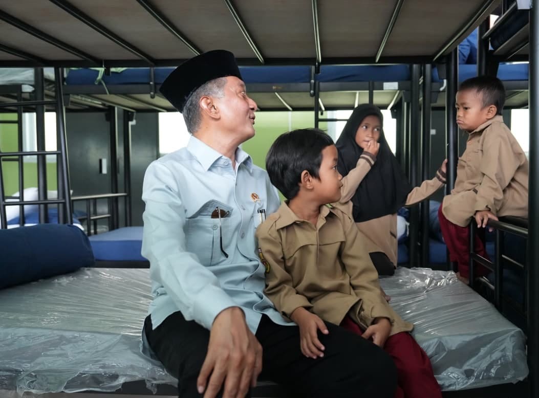 Menteri PU saat melihat kamar siswa sekolah rakyat terintegrasi satu Cirebon,sambil berbincang hangat ( foto: birkom pu)