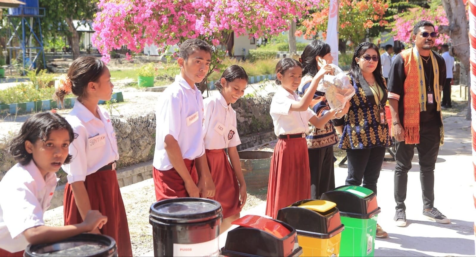 Membudayakan buang sampah kepada siswa sedini mungkin (foto: birkom pu)