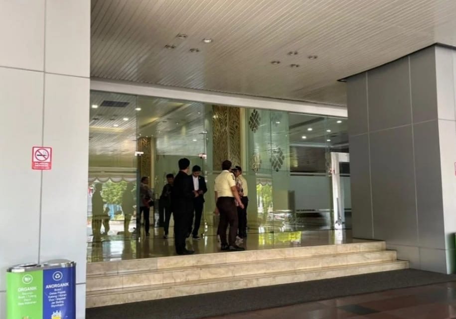 Kondisi Terkini Kantor Kemnaker usai Wamenaker kena OTT KPK . Kantor Kemnaker dijaga ketat usai Wamenaker Immanuel Ebenezer terjaring OTT KPK terkait dugaan pemerasan sertifikasi K3. (Foto:bisnis)