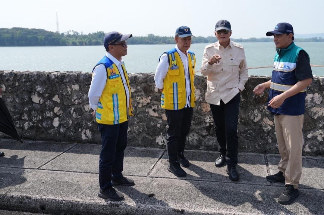 Menteri Dody saat kunjungan kerja di Bendungan Sutami ( foto: birkom pu)
