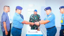 Wakil Komandan Lantamal IX Ambon Menandatangan Pakta Integritas Penerimaan Prajurit TNI AL 2025 (foto : Istimewa)