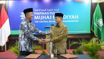 Menteri PU dan Ketua Umum Pimpinan Pusat Muhamadiyah berjabat tangan usai penandatanganan kerjasama ( foto: birkom pu)