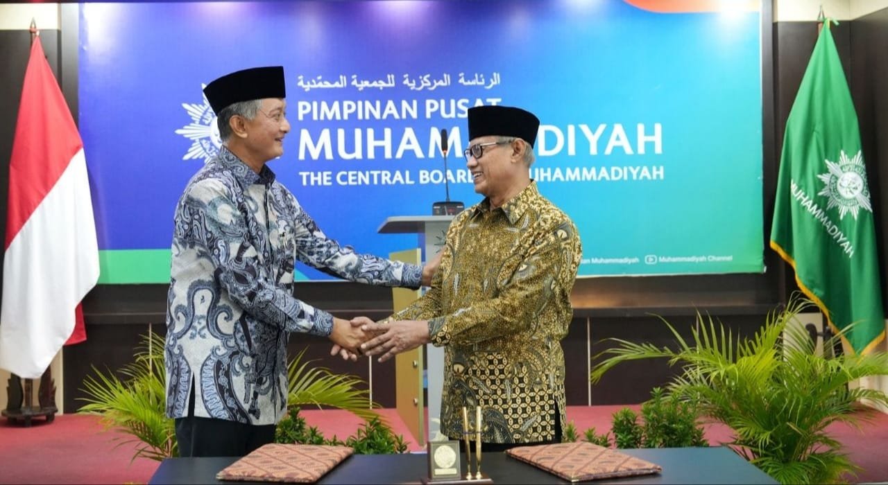 Menteri PU dan Ketua Umum Pimpinan Pusat Muhamadiyah berjabat tangan usai penandatanganan kerjasama ( foto: birkom pu)